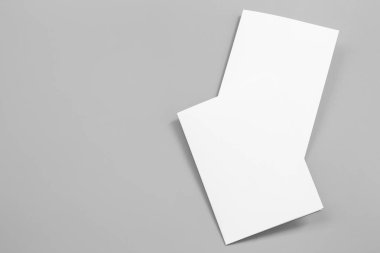 Boş portre mock-up kağıt. gri, değiştirilebilir arka plan izole broşür dergi / beyaz kağıt izole gri üzerine