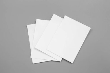 Boş portre mock-up kağıt. gri, değiştirilebilir arka plan izole broşür dergi / beyaz kağıt izole gri üzerine