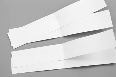 Boş portre mock-up kağıt. gri, değiştirilebilir arka plan izole broşür dergi / beyaz kağıt izole gri üzerine