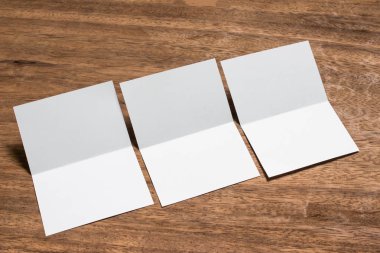 Boş portre mock-up kağıt. Broşür dergi izole kahverengi ahşap masa, değiştirilebilir arka plan / beyaz kağıt ağaç izole