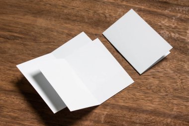 Boş portre mock-up kağıt. Broşür dergi izole kahverengi ahşap masa, değiştirilebilir arka plan / beyaz kağıt ağaç izole