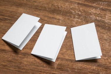 Boş portre mock-up kağıt. Broşür dergi izole kahverengi ahşap masa, değiştirilebilir arka plan / beyaz kağıt ağaç izole