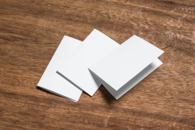 Boş portre mock-up kağıt. Broşür dergi izole kahverengi ahşap masa, değiştirilebilir arka plan / beyaz kağıt ağaç izole