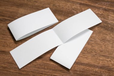 Boş portre mock-up kağıt. Broşür dergi izole kahverengi ahşap masa, değiştirilebilir arka plan / beyaz kağıt ağaç izole