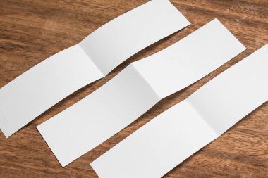 Boş portre mock-up kağıt. Broşür dergi izole kahverengi ahşap masa, değiştirilebilir arka plan / beyaz kağıt ağaç izole