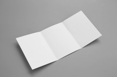 Boş portre mock-up kağıt. gri, değiştirilebilir arka plan izole broşür dergi / beyaz kağıt izole gri üzerine