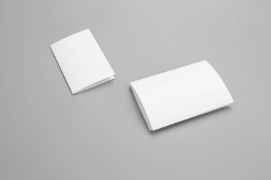 Boş portre mock-up kağıt. gri, değiştirilebilir arka plan izole broşür dergi / beyaz kağıt izole gri üzerine