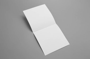 Boş portre mock-up kağıt. gri, değiştirilebilir arka plan izole broşür dergi / beyaz kağıt izole gri üzerine