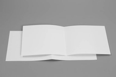 Boş portre mock-up kağıt. gri, değiştirilebilir arka plan izole broşür dergi / beyaz kağıt izole gri üzerine
