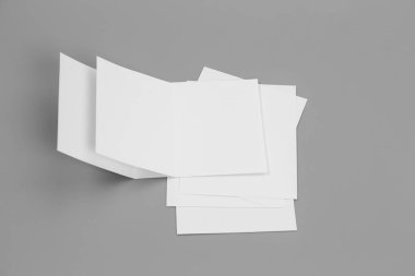 Boş portre mock-up kağıt. gri, değiştirilebilir arka plan izole broşür dergi / beyaz kağıt izole gri üzerine