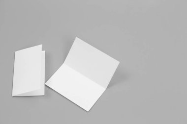 Boş portre mock-up kağıt. gri, değiştirilebilir arka plan izole broşür dergi / beyaz kağıt izole gri üzerine