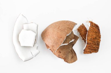 Beyaz kakao yarım. beyaz arka plan üzerinde doğadan hindistan cevizi.