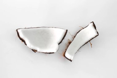 Beyaz kakao yarım. beyaz arka plan üzerinde doğadan hindistan cevizi.