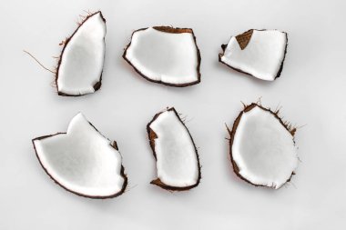 Beyaz kakao yarım. beyaz arka plan üzerinde doğadan hindistan cevizi.