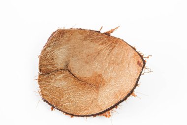 Beyaz arkaplanda hindistan cevizi kabuğu.