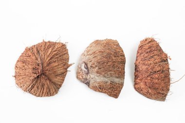 Beyaz arkaplanda hindistan cevizi kabuğu.