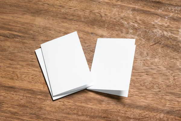 Boş portre mock-up kağıt. Broşür dergi izole kahverengi ahşap masa, değiştirilebilir arka plan / beyaz kağıt ağaç izole