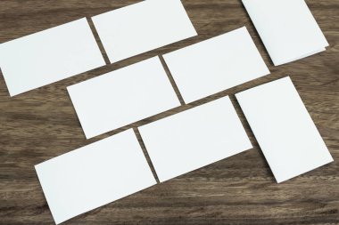 Boş portre mock-up kağıt. Broşür dergi izole kahverengi ahşap masa, değiştirilebilir arka plan / beyaz kağıt ağaç izole