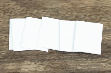 Boş portre mock-up kağıt. Broşür dergi izole kahverengi ahşap masa, değiştirilebilir arka plan / beyaz kağıt ağaç izole