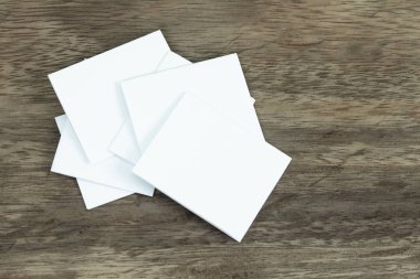 Boş portre mock-up kağıt. Broşür dergi izole kahverengi ahşap masa, değiştirilebilir arka plan / beyaz kağıt ağaç izole