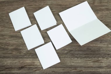 Boş portre mock-up kağıt. Broşür dergi izole kahverengi ahşap masa, değiştirilebilir arka plan / beyaz kağıt ağaç izole