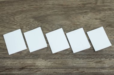 Boş portre mock-up kağıt. Broşür dergi izole kahverengi ahşap masa, değiştirilebilir arka plan / beyaz kağıt ağaç izole