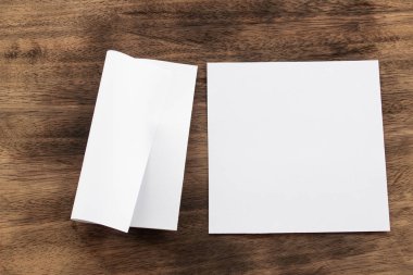 Boş portre mock-up kağıt. Broşür dergi izole kahverengi ahşap masa, değiştirilebilir arka plan / beyaz kağıt ağaç izole