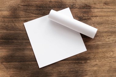 Boş portre mock-up kağıt. Broşür dergi izole kahverengi ahşap masa, değiştirilebilir arka plan / beyaz kağıt ağaç izole