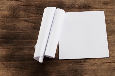 Boş portre mock-up kağıt. Broşür dergi izole kahverengi ahşap masa, değiştirilebilir arka plan / beyaz kağıt ağaç izole