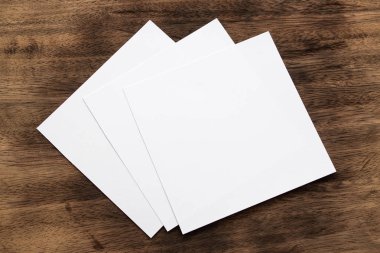 Boş portre mock-up kağıt. Broşür dergi izole kahverengi ahşap masa, değiştirilebilir arka plan / beyaz kağıt ağaç izole