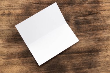 Boş portre mock-up kağıt. Broşür dergi izole kahverengi ahşap masa, değiştirilebilir arka plan / beyaz kağıt ağaç izole