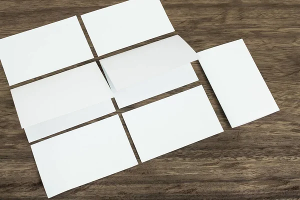 Boş portre mock-up kağıt. Broşür dergi izole kahverengi ahşap masa, değiştirilebilir arka plan / beyaz kağıt ağaç izole