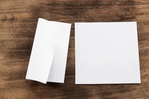 Boş portre mock-up kağıt. Broşür dergi izole kahverengi ahşap masa, değiştirilebilir arka plan / beyaz kağıt ağaç izole