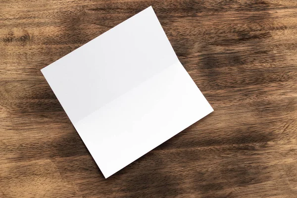 Boş portre mock-up kağıt. Broşür dergi izole kahverengi ahşap masa, değiştirilebilir arka plan / beyaz kağıt ağaç izole