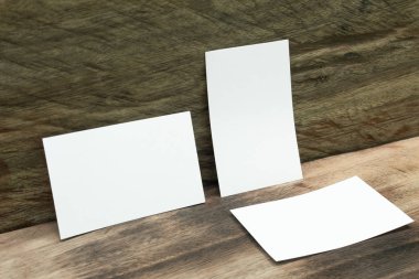 Boş portre mock-up kağıt. Broşür dergi izole kahverengi ahşap masa, değiştirilebilir arka plan / beyaz kağıt ağaç izole
