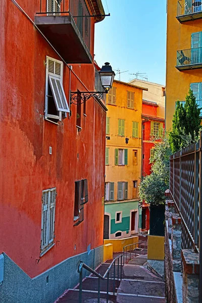 Estreito Charmoso Rua Escada Passo Velhos Edifícios Coloridos Nice França — Fotografia de Stock