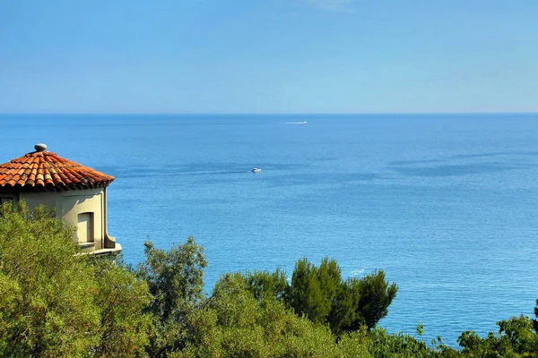 Akdeniz ve Castle Hill Nice, Fransa eski Kuleden görünüm. 