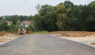 Bir yol inşa etti ve yeni satır için yeni bir konut topluluk Germany.The buldozer içinde inşaat toprak evleri inşaatı için hazırlar koydu