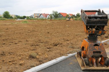 Toprak Rammer, hazırlanan toprak ve Almanya 'da yeni bir yerleşim yerleşim inşaatı için inşa yol