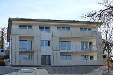 Yeni konut bina inşaat, giriş kapısı, pencere ve balkon altında.