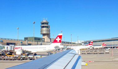 Zürih, İsviçre - 1 Ağustos 2013: Zürih havaalanı