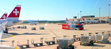 Zürih, İsviçre - 1 Ağustos 2013: Zürih havaalanı