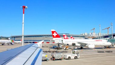 Zürih, İsviçre - 1 Ağustos 2013: Zürih havaalanı