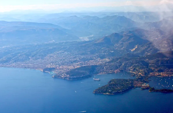 La riviera francesa y el Villefranche-sur-Mer desde la altura del vuelo — Foto de Stock