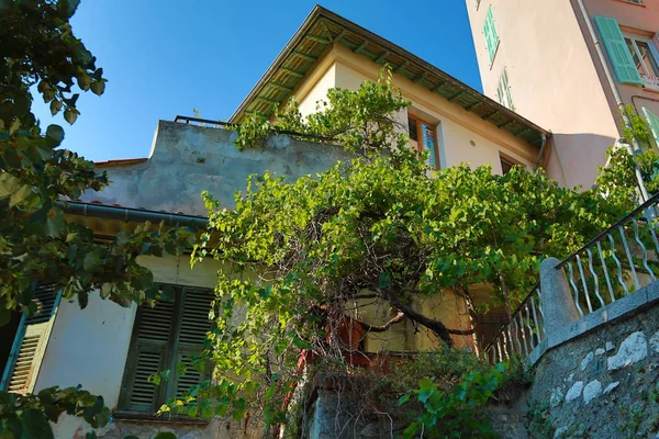 Niza, Francia - 11 de junio de 2014: Nice Old Town Houses — Foto de Stock