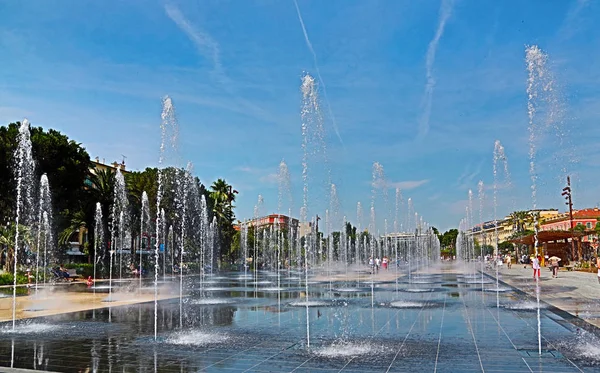 Hezké, Francie – 12. června 2014: promenáda a jeho fontána — Stock fotografie