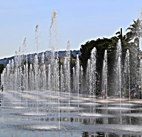 Nice, França - 12 de junho de 2014: Promenade du Paillon e sua fonte — Fotografia de Stock