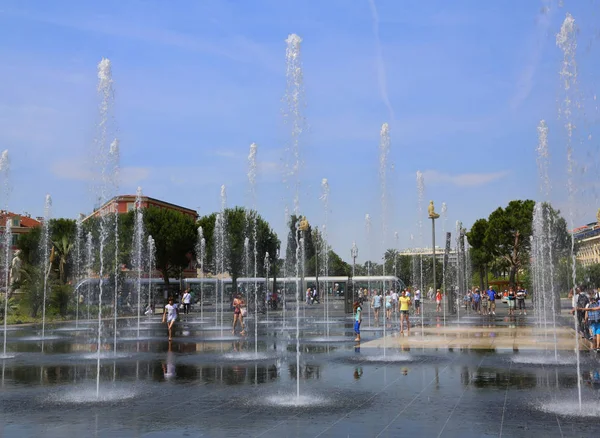 ニース、フランス - 2014年6月12日:プロムナード・デュ・パイヨンとその噴水 — ストック写真