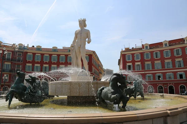 Niza, Francia - 12 de junio de 2014: Lugar de celebración de la misa, Fountain du Soleil — Foto de Stock