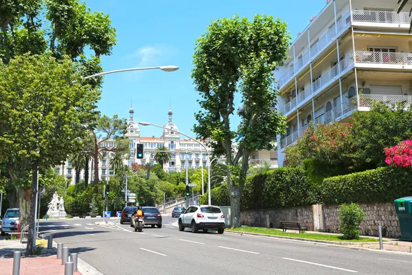 Niza, Francia - 19 de junio de 2014: Día de verano en el centro de la ciudad . — Foto de Stock